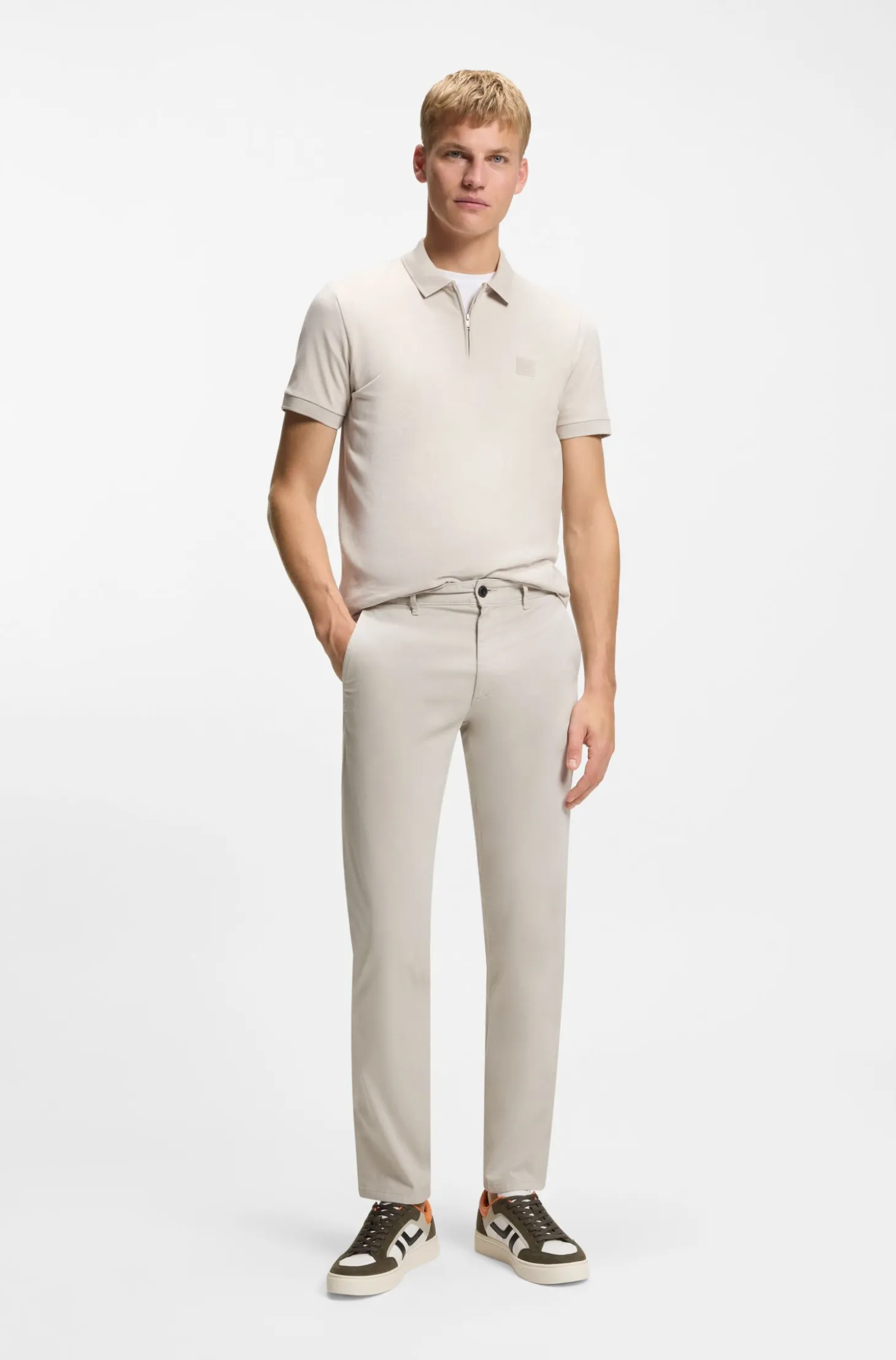 Slim-Fit Hose aus überfärbtem elastischem Satin