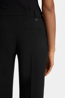 Slim-Fit Hose aus Krepp-Gewebe mit D-Ring-Detail