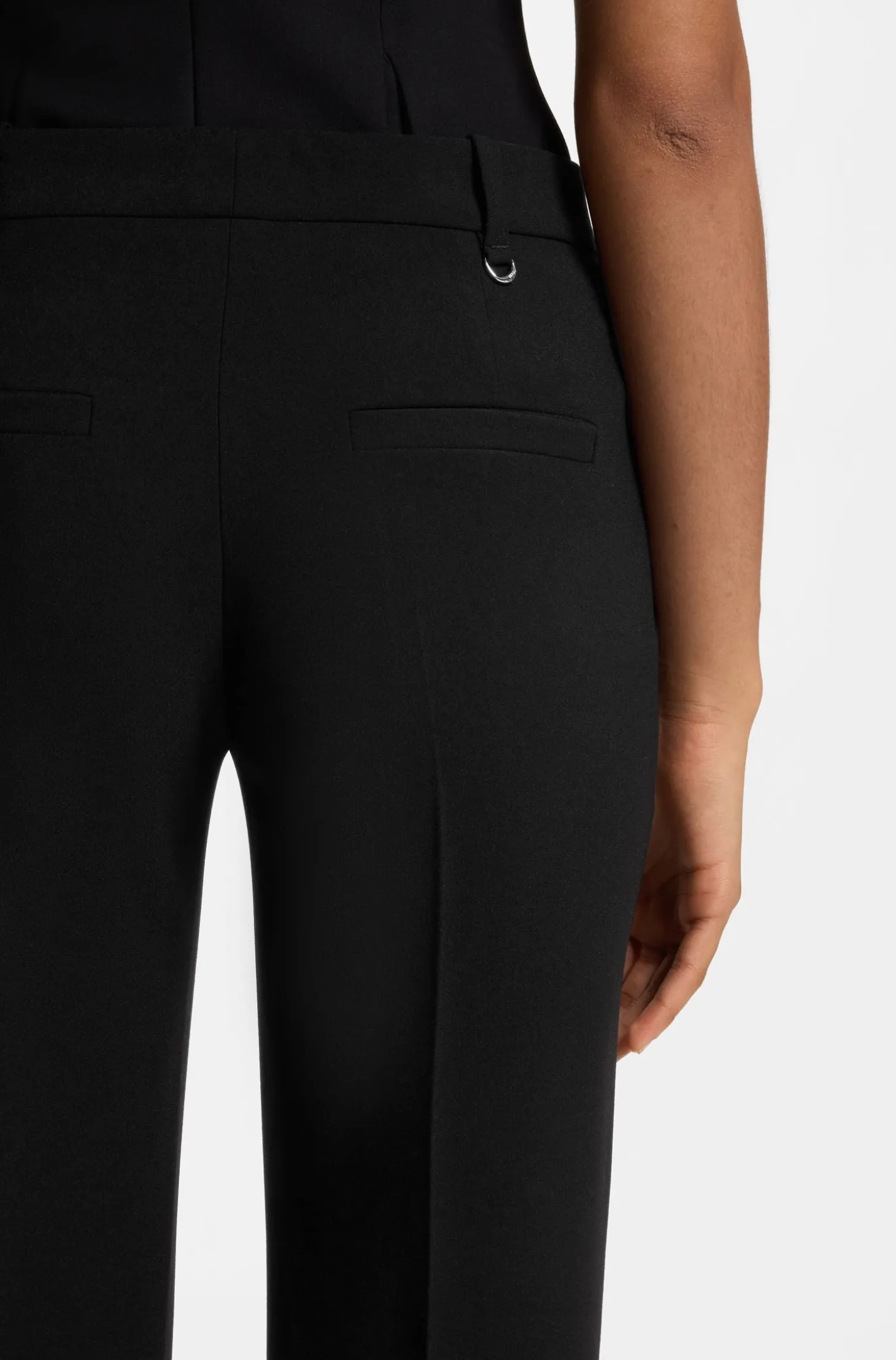Slim-Fit Hose aus Krepp-Gewebe mit D-Ring-Detail