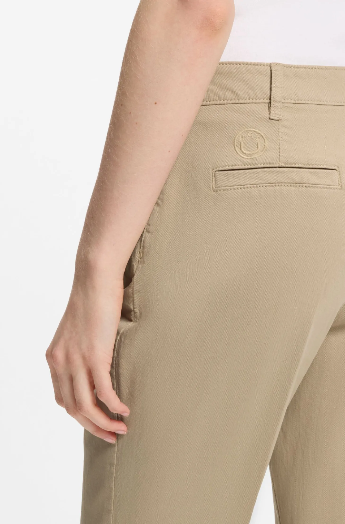 Slim-Fit Hose mit ausgestelltem Beinverlauf