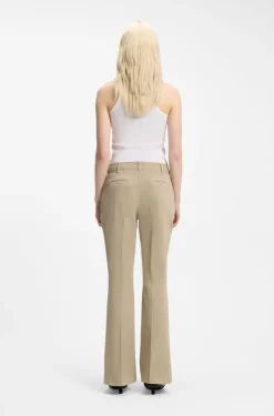 Slim-Fit Hose mit ausgestelltem Beinverlauf