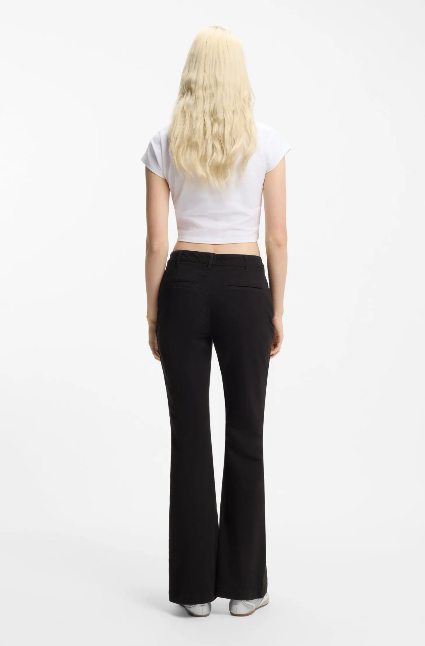 Slim-Fit Hose mit ausgestelltem Beinverlauf