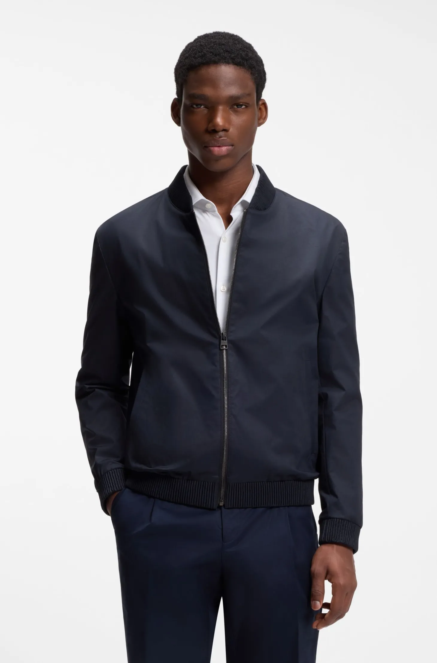 Slim-Fit Jacke aus Stretch-Baumwolle-Twill mit Reißverschluss