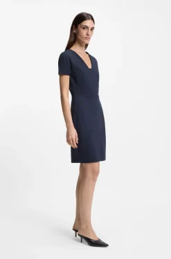 Slim-Fit Kleid mit Paspelierung an der Taille