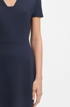 Slim-Fit Kleid mit Paspelierung an der Taille