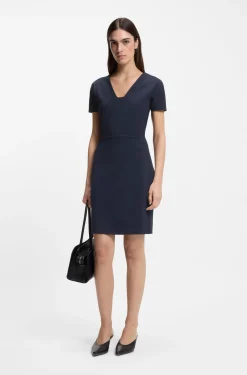 Slim-Fit Kleid mit Paspelierung an der Taille