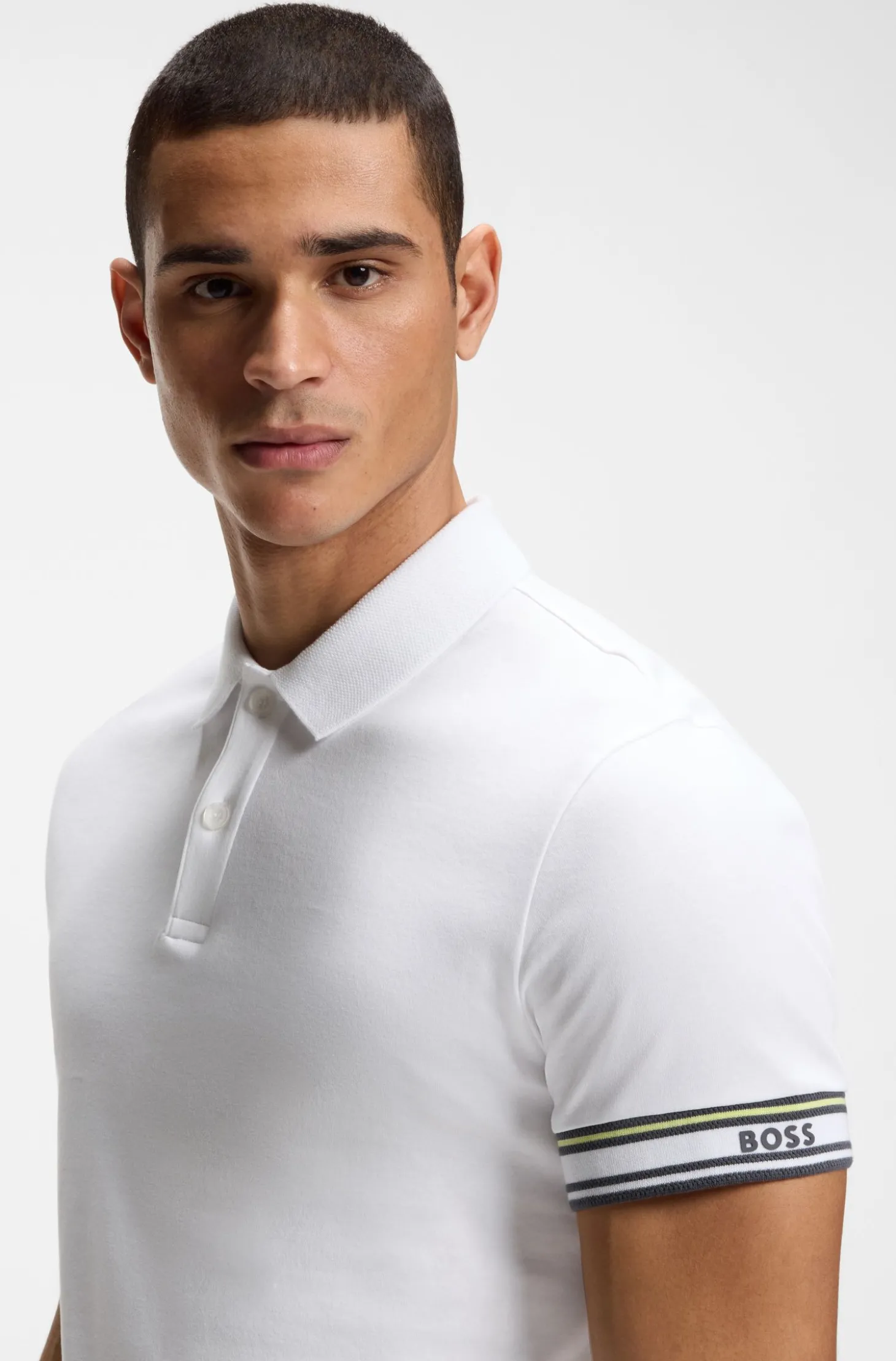 Slim-Fit Poloshirt aus Baumwolle mit gestreiften Ärmelbündchen