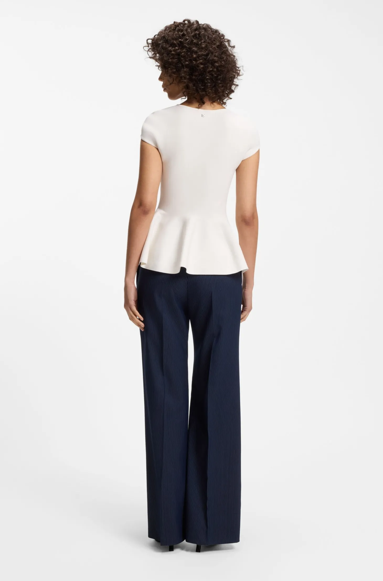 Slim-Fit Pullover mit Schößchensaum
