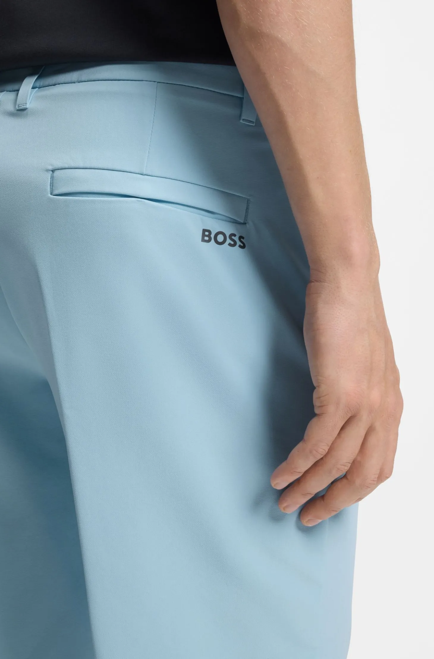Slim-Fit Shorts aus wasserabweisendem Stretch-Gewebe
