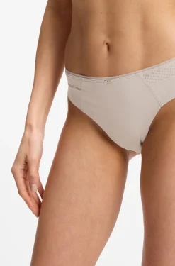 Slip mit niedriger Bundhöhe, goldfarbener Plakette und Monogramm-Spitze