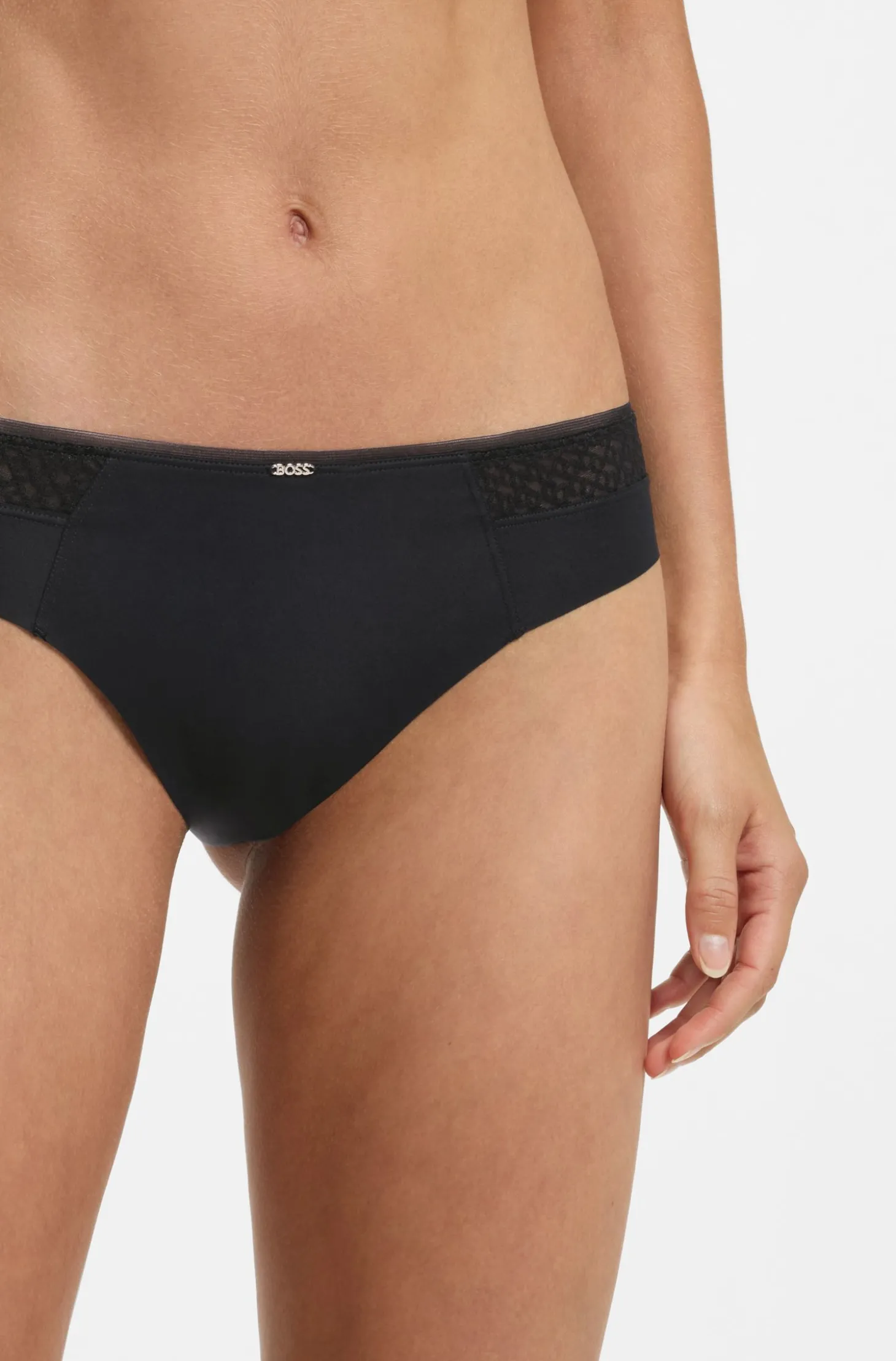 Slip mit niedriger Bundhöhe, goldfarbener Plakette und Monogramm-Spitze