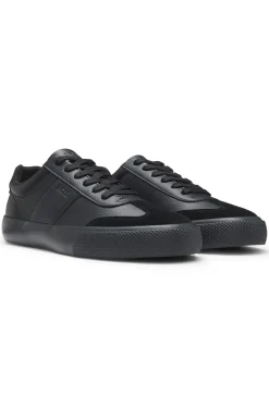 Sneakers aus genarbtem Kunstleder mit Besätzen aus echtem Leder