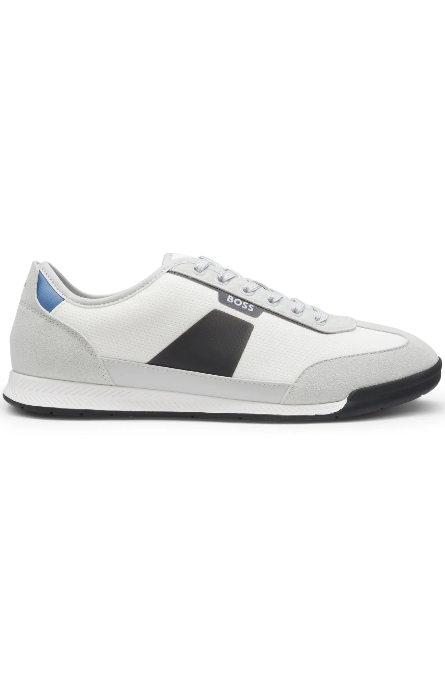 Sneakers aus verschiedenen Materialien mit gerippter Laufsohle