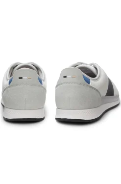 Sneakers aus verschiedenen Materialien mit gerippter Laufsohle