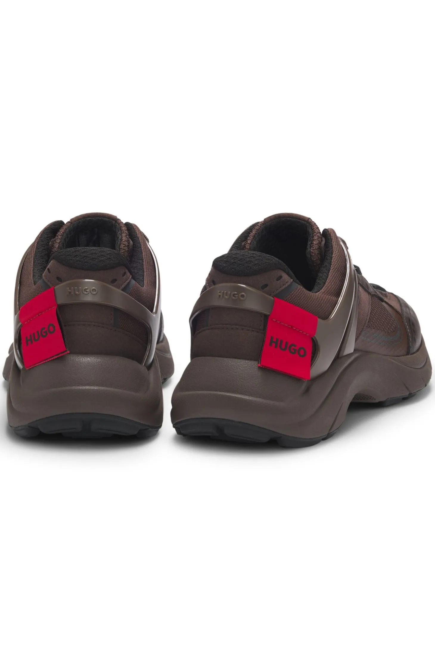 Sneakers aus verschiedenen Materialien mit Logo-Etikett
