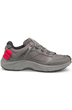 Sneakers aus verschiedenen Materialien mit Logo-Etikett
