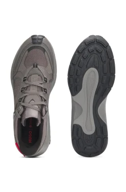 Sneakers aus verschiedenen Materialien mit Logo-Etikett