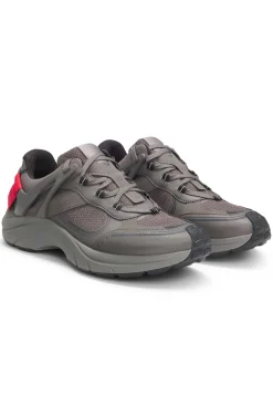 Sneakers aus verschiedenen Materialien mit Logo-Etikett