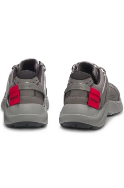 Sneakers aus verschiedenen Materialien mit Logo-Etikett