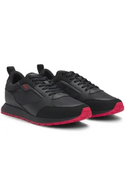 Sneakers aus verschiedenen Materialien mit Logo-Akzenten