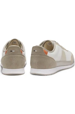 Sneakers aus verschiedenen Materialien mit gerippter Laufsohle