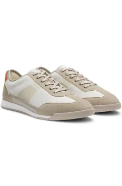 Sneakers aus verschiedenen Materialien mit gerippter Laufsohle