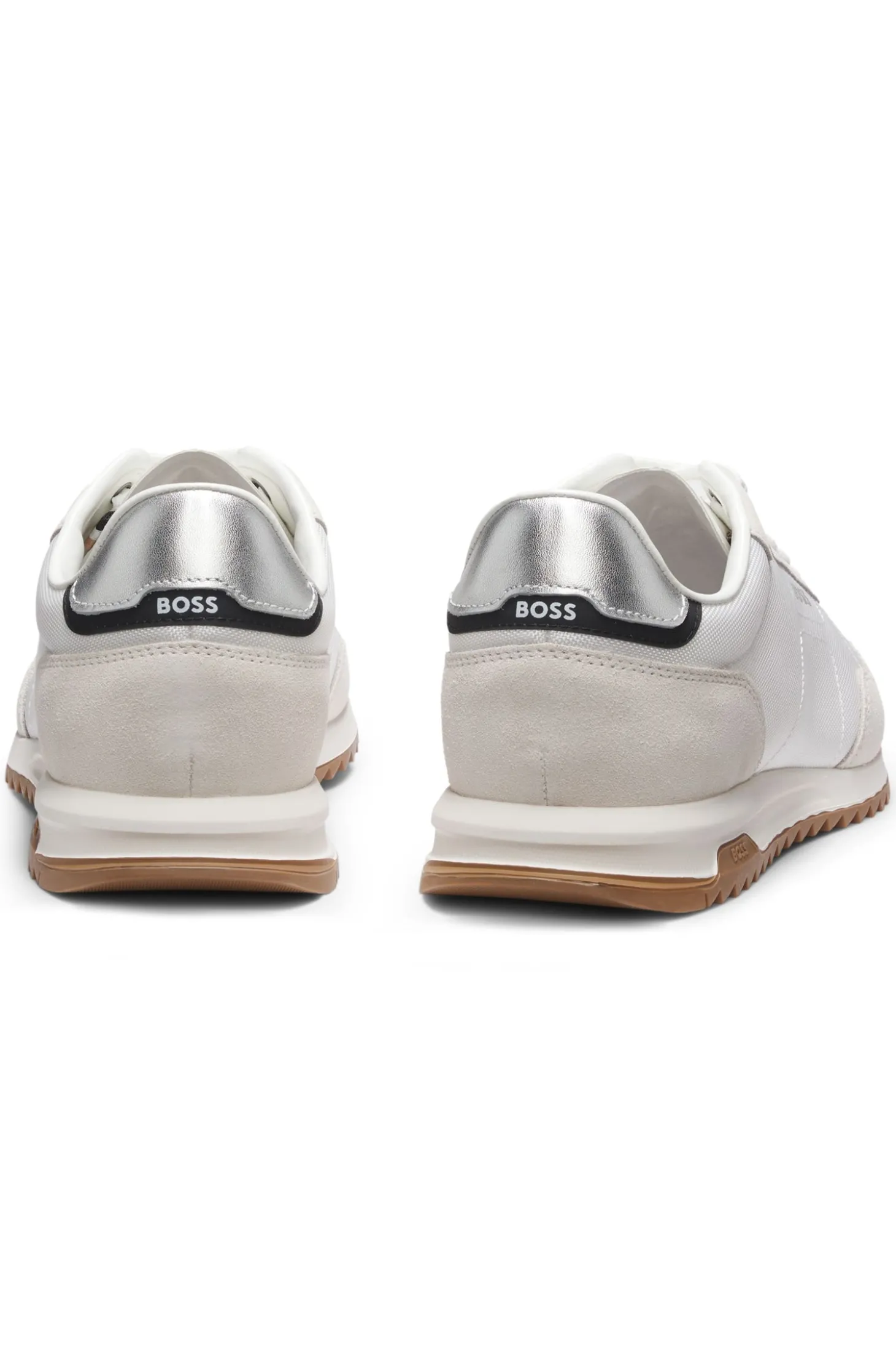 Sneakers aus verschiedenen Materialien mit strukturiertem Gewebe