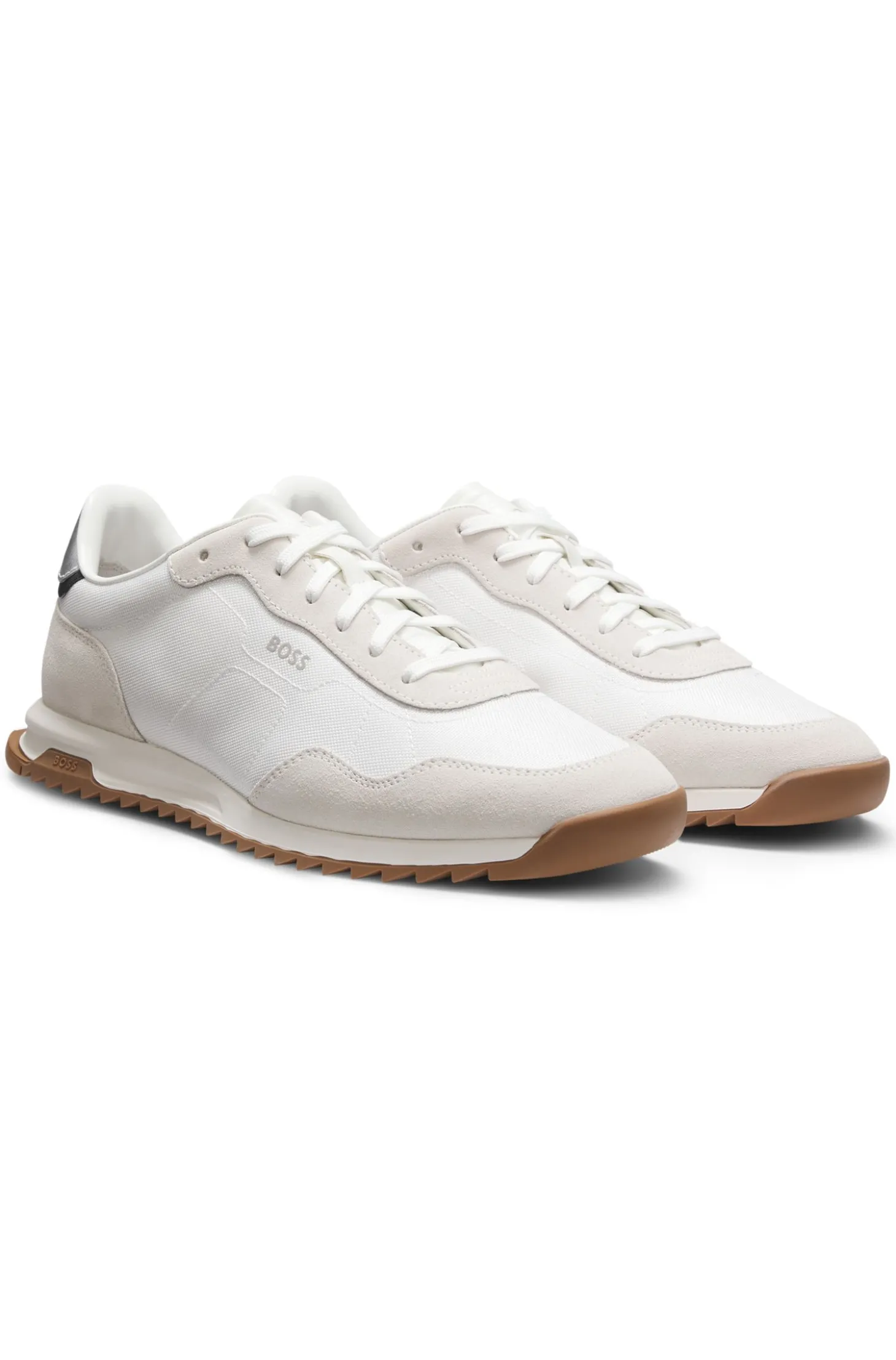 Sneakers aus verschiedenen Materialien mit strukturiertem Gewebe