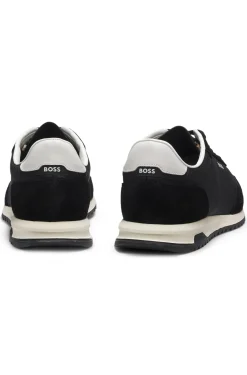 Sneakers aus verschiedenen Materialien mit strukturiertem Gewebe