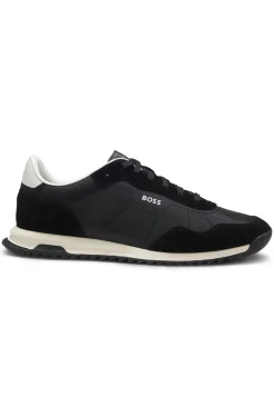 Sneakers aus verschiedenen Materialien mit strukturiertem Gewebe