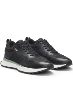 Sneakers aus verschiedenen Materialien mit Mesh und Logos