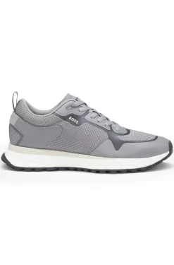 Sneakers aus verschiedenen Materialien mit Mesh und Logos