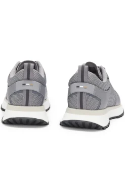 Sneakers aus verschiedenen Materialien mit Mesh und Logos