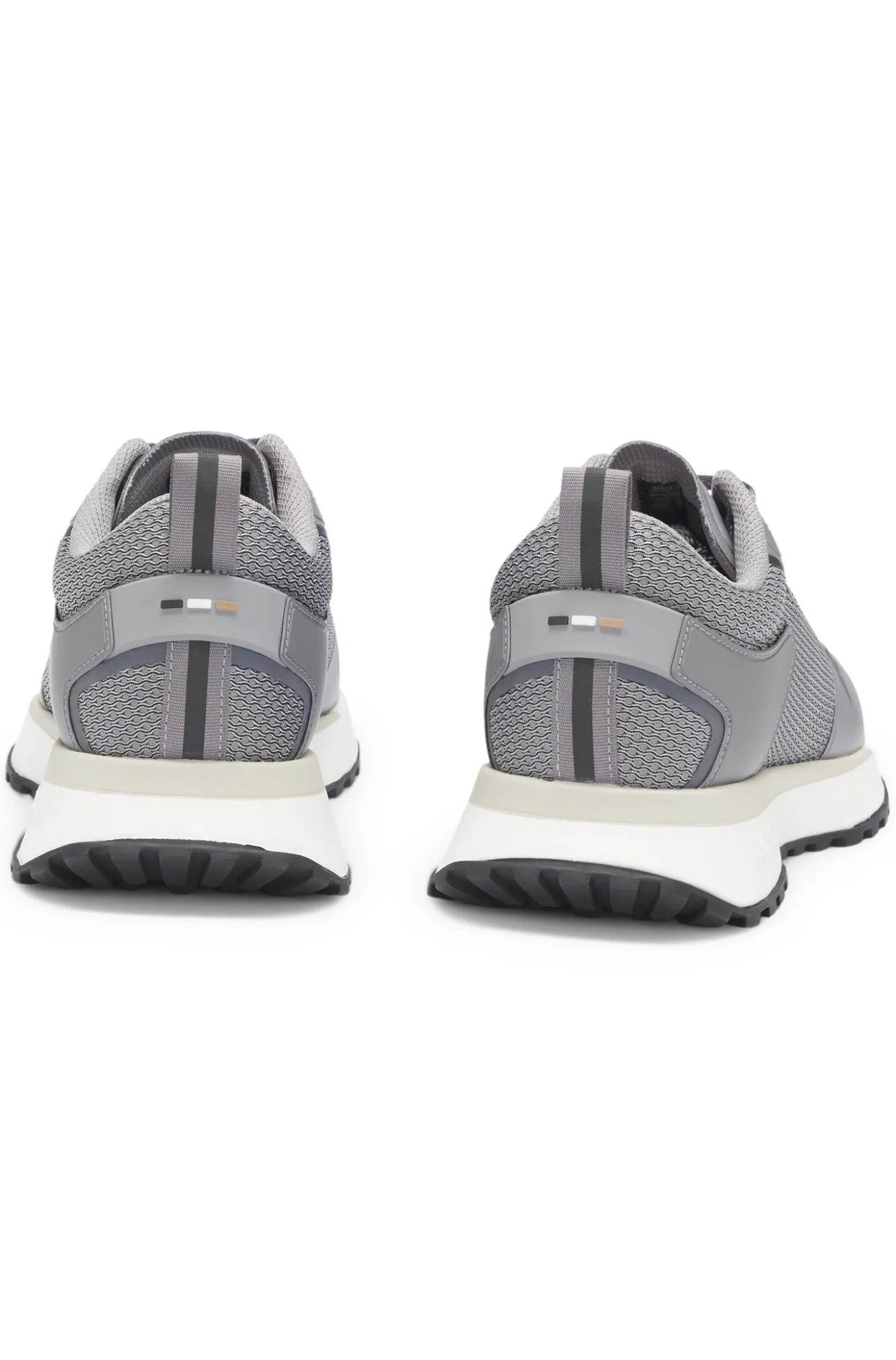 Sneakers aus verschiedenen Materialien mit Mesh und Logos