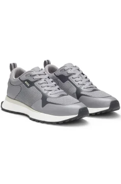 Sneakers aus verschiedenen Materialien mit Mesh und Logos
