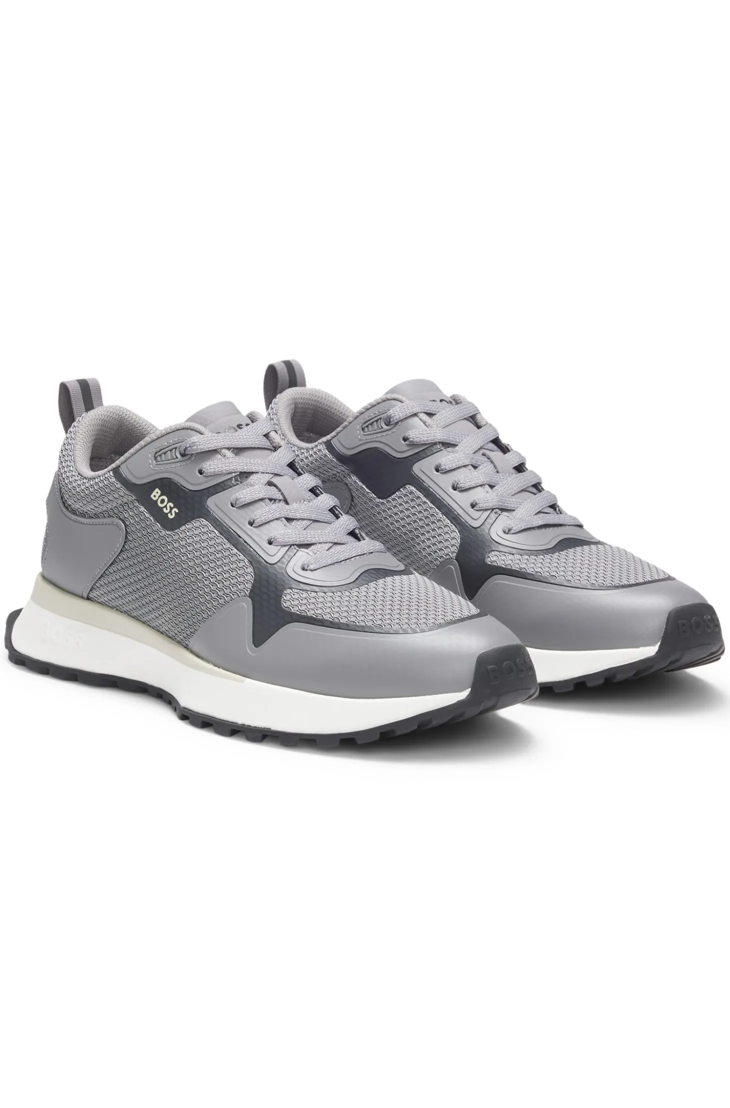Sneakers aus verschiedenen Materialien mit Mesh und Logos