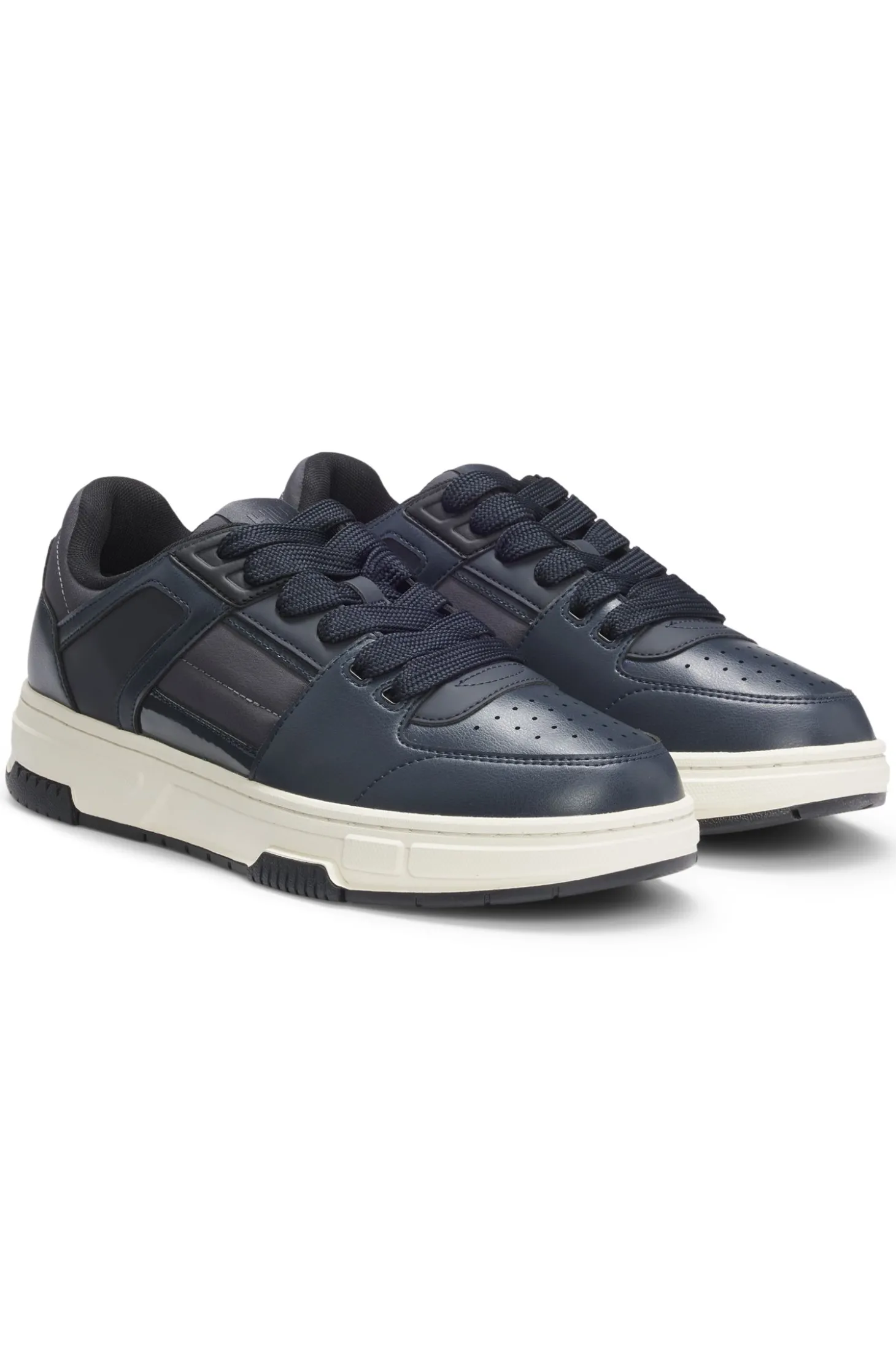 Sneakers mit Lackdetails und Schnürung