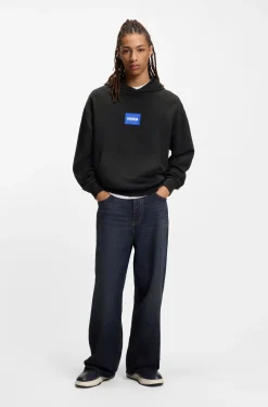 Sneakers mit Lackdetails und Schnürung