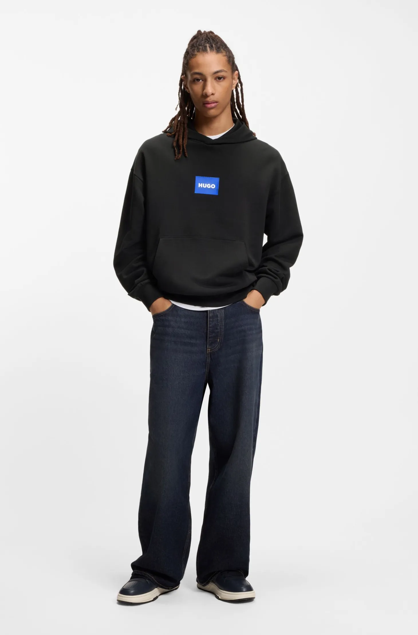 Sneakers mit Lackdetails und Schnürung