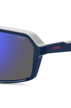 Sonnenbrille im Masken-Stil mit blau getönten Gläsern