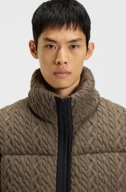Steppjacke mit Zopfmuster-Struktur