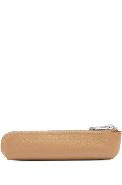 Stifte-Etui aus camelfarbenem genarbtem Leder mit Logo-Schriftzug