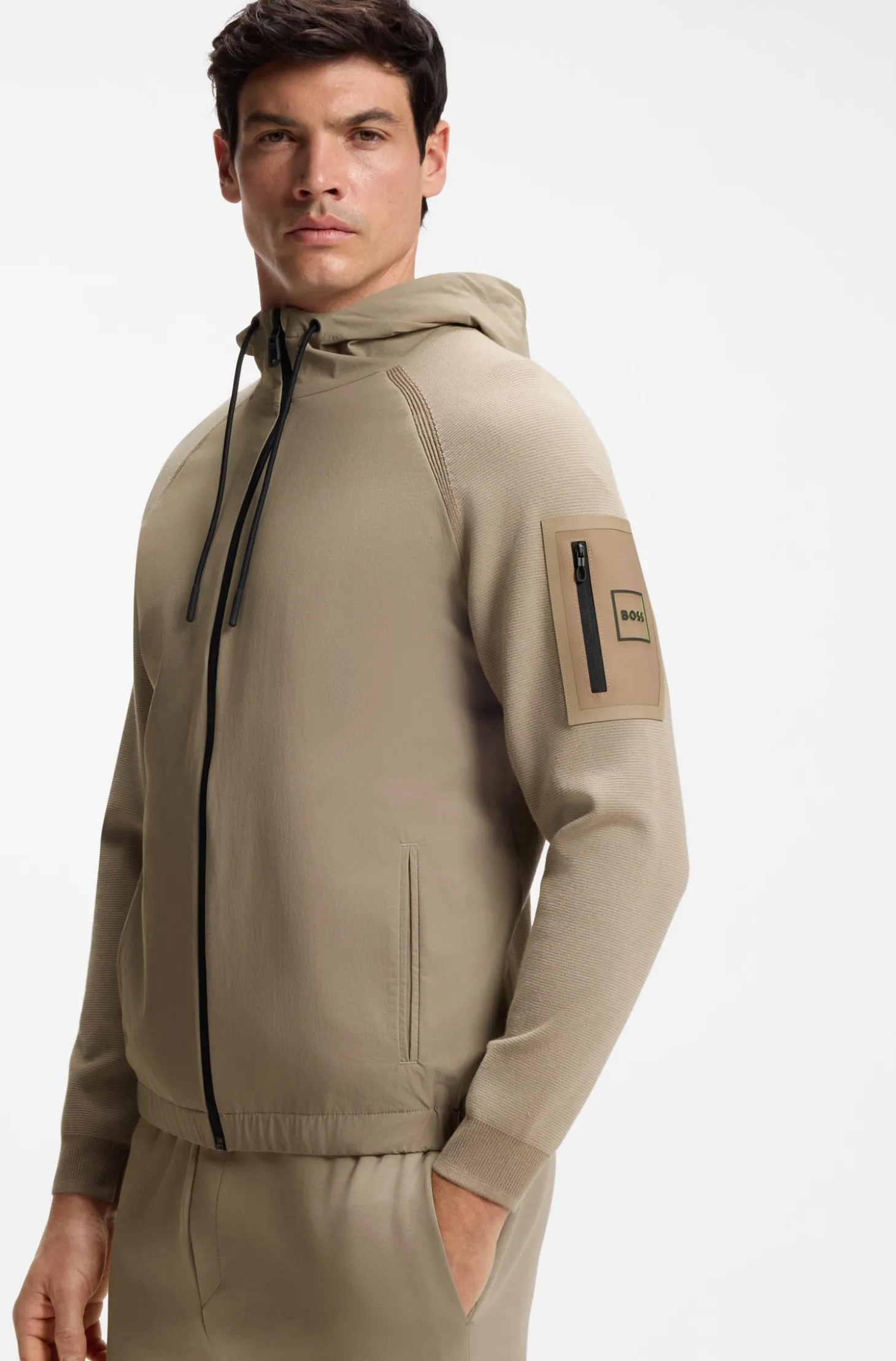 Strickjacke aus verschiedenen Materialien mit Jacquard-Grafik