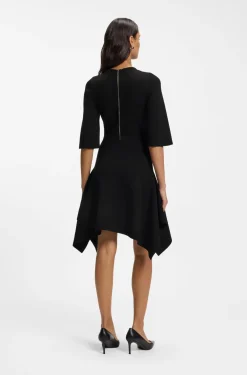 Strickkleid mit geformtem Saum