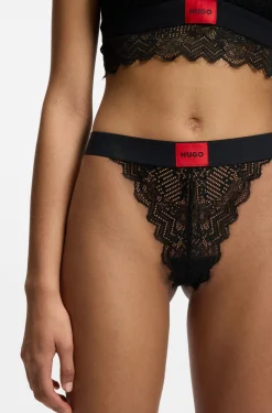 String aus Spitze mit rotem Logo-Label