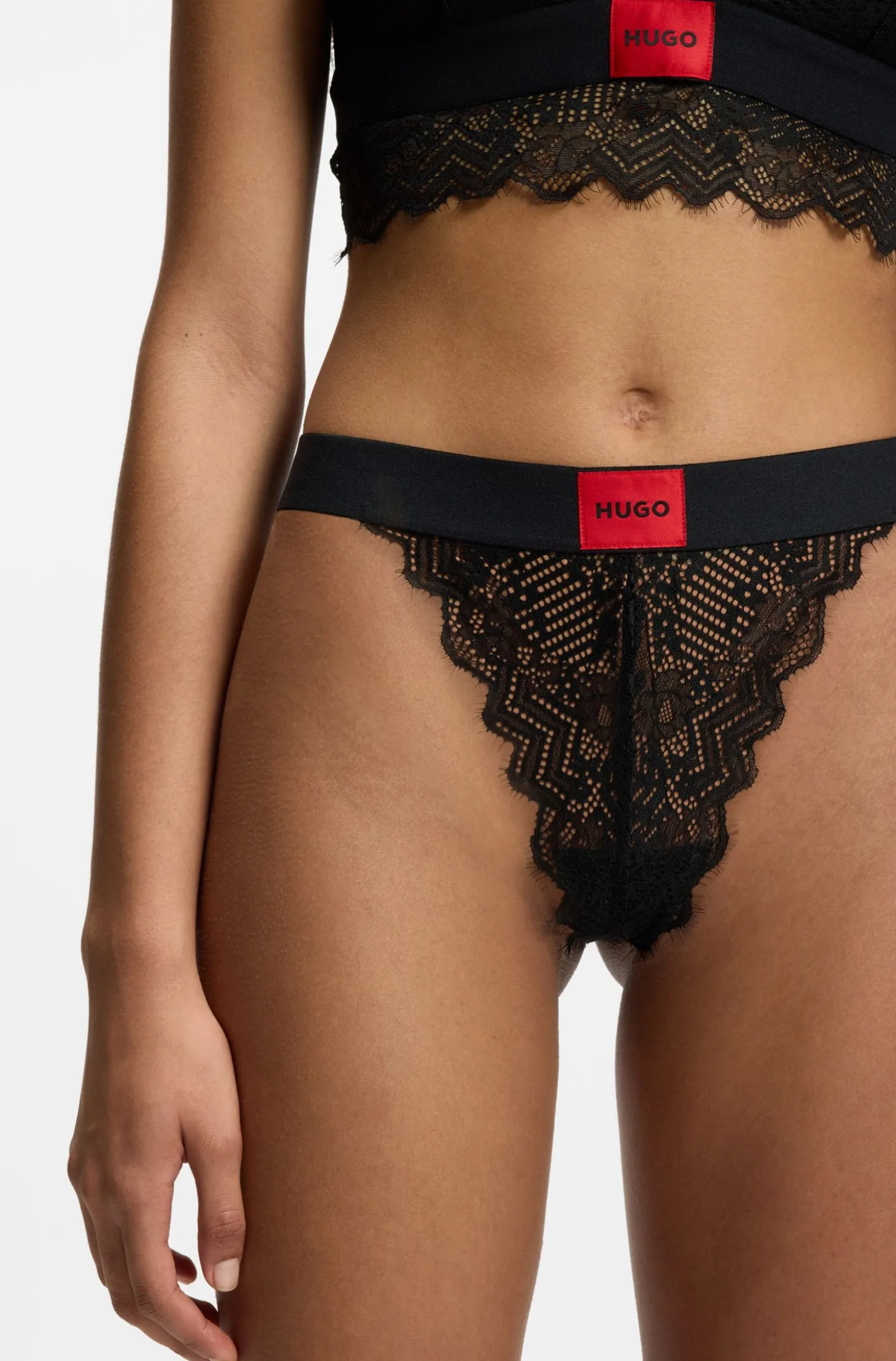 String aus Spitze mit rotem Logo-Label