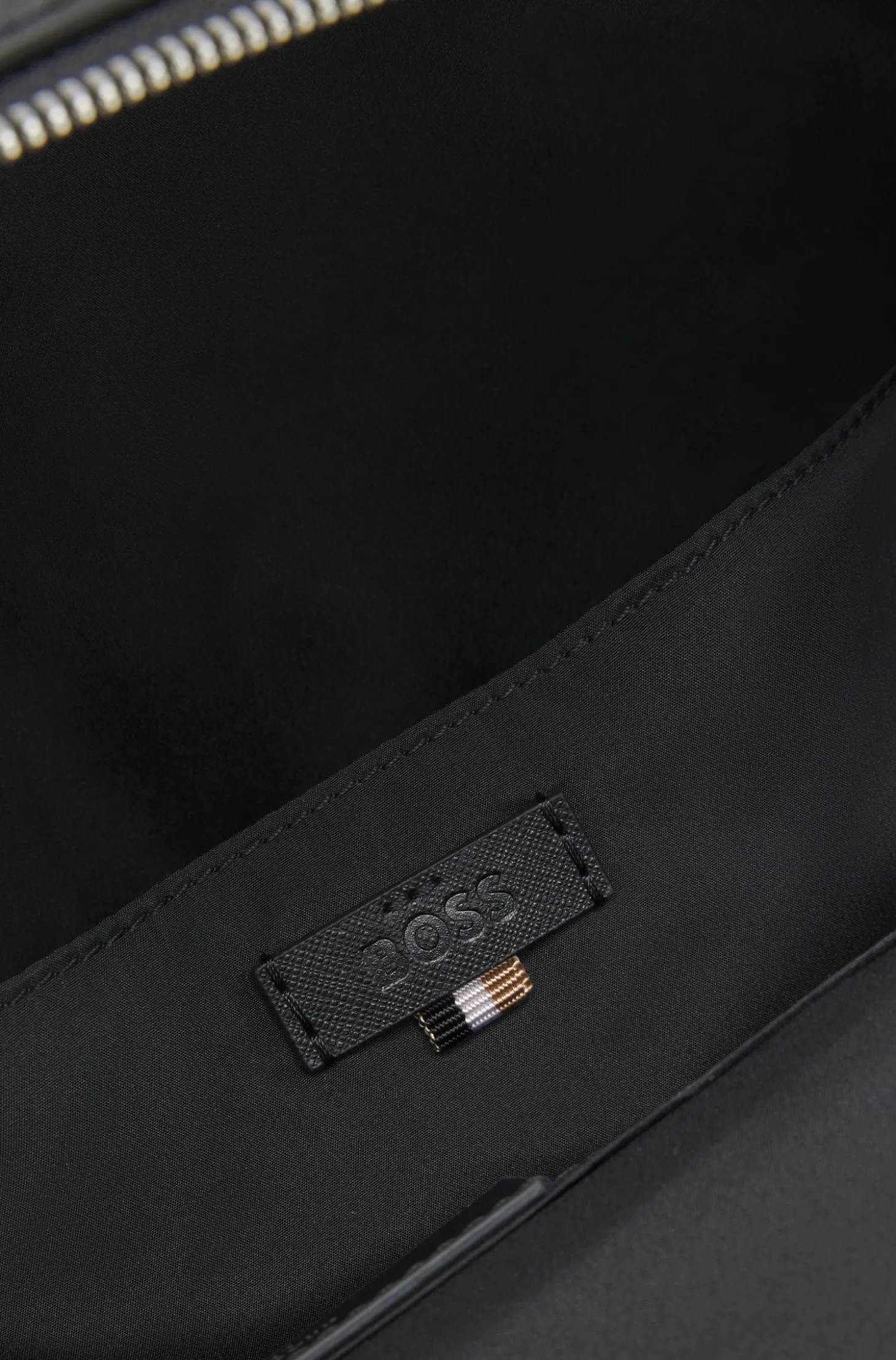 Strukturierter Rucksack mit poliertem Logo-Schriftzug