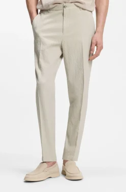 Tapered-Fit Hose aus Stretch-Baumwolle mit Seersucker-Struktur