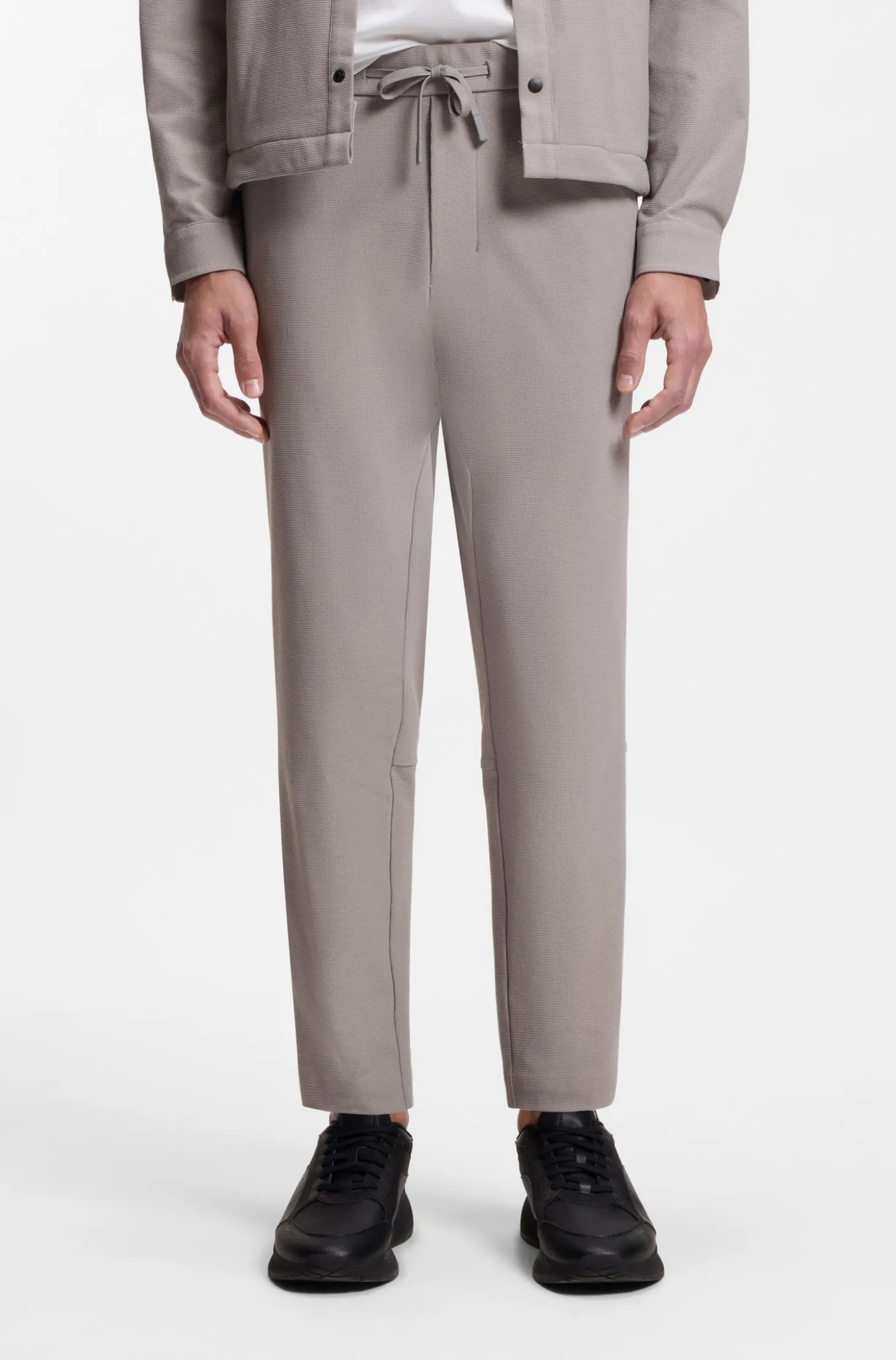 Tapered-Fit Hose aus Stretch-Gewebe mit Waffelstruktur