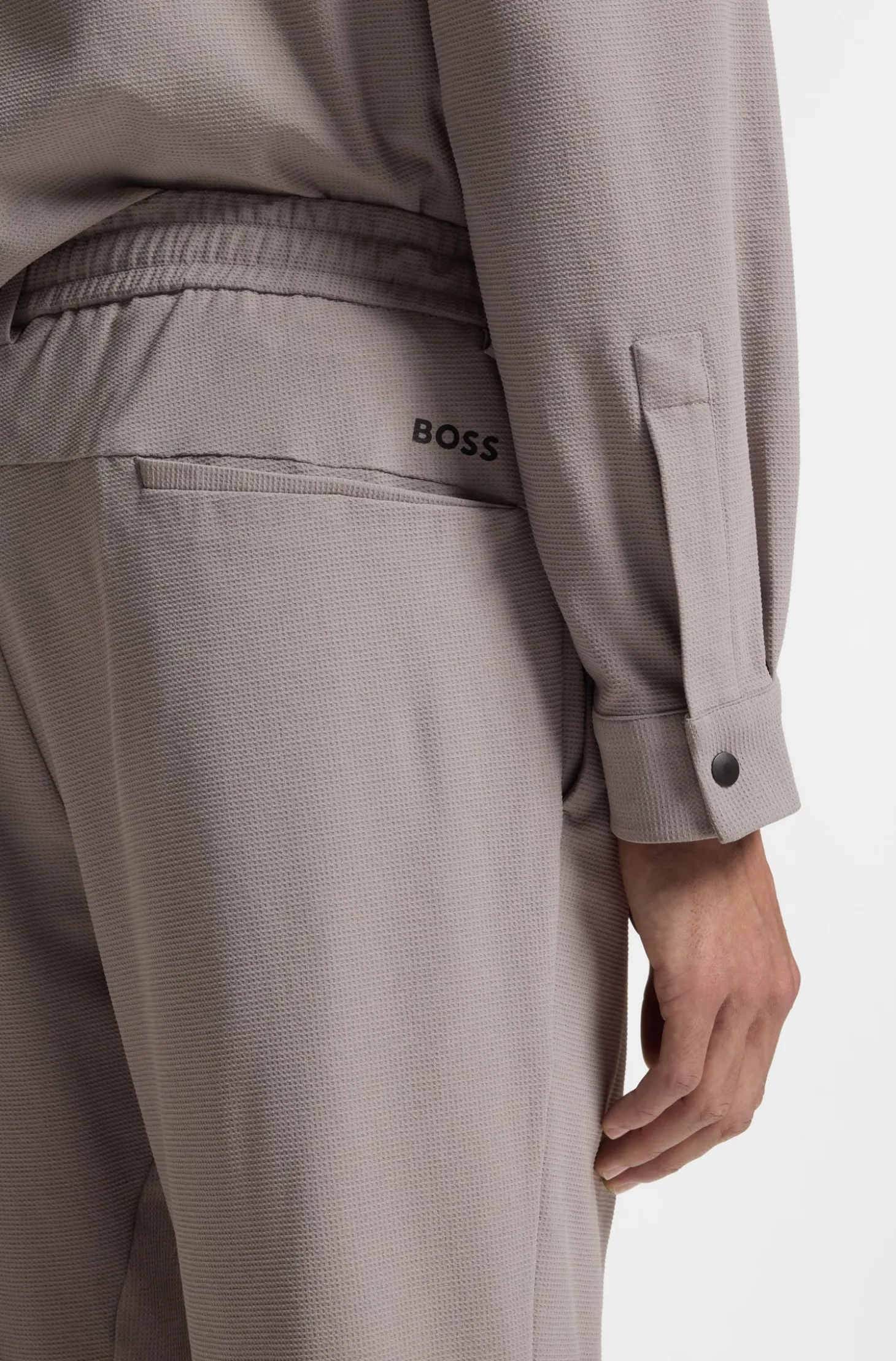 Tapered-Fit Hose aus Stretch-Gewebe mit Waffelstruktur